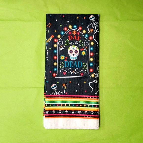 ❤️NWT DAY OF THE DEAD KITCHEN DISH TOWEL SUGAR SKULL HALLOWEEN DECOR - Picture 1 of 5
